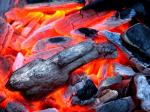 gl&uuml;hende Kohlen beim Feuerlauf